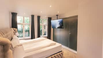 Suite, 1 Double Bed, Private Bathroom | Individually furnished, desk, laptop workspace, blackout curtains