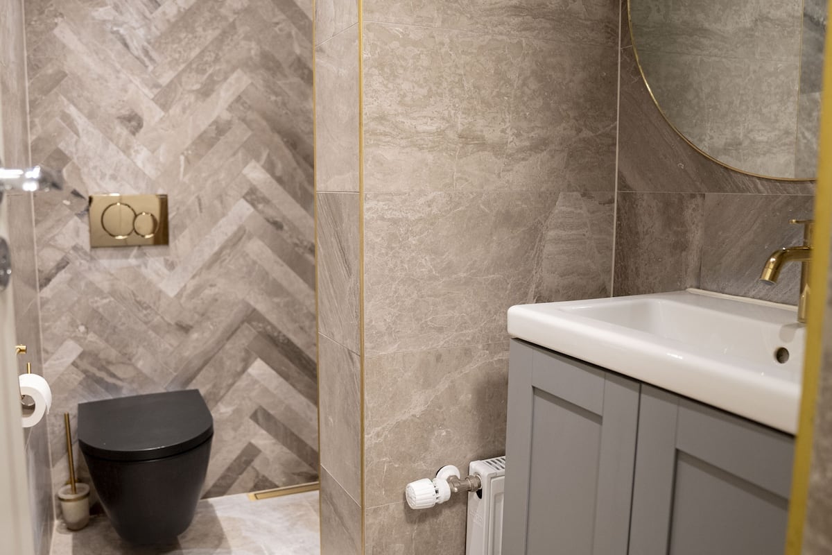 Un baño con inodoro, lavabo y espejo.