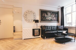 套房, 1 張標準雙人床, 私人浴室 | 客廳 | 42 吋LCD 電視連有線電視頻道、電視