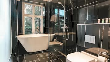 Suite, 1 Doppelbett, eigenes Bad | Badezimmer | Dusche, Handtücher, Seife, Shampoo