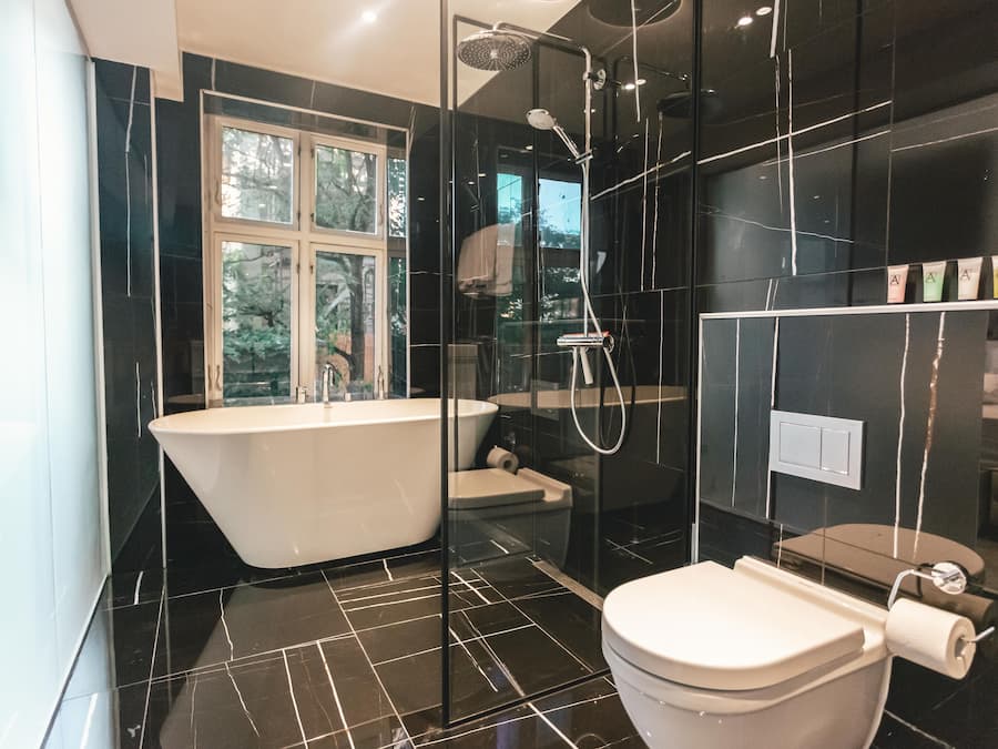 Suite, 1 letto matrimoniale, bagno privato | Bagno | Doccia, asciugamani, sapone, shampoo