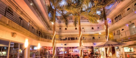 2 restaurants, servant le déjeuner et le dßner; cuisine internationale