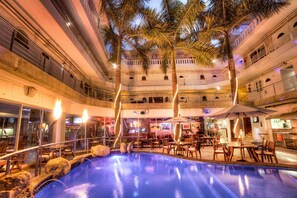 2 nhà hàng; phục vụ bữa sáng, bữa trưa và bữa tối
