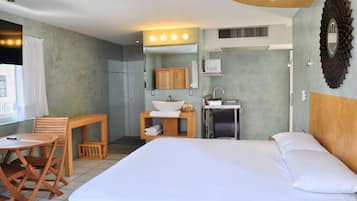 Deluxe kamer, kitchenette | Uitzicht op straat