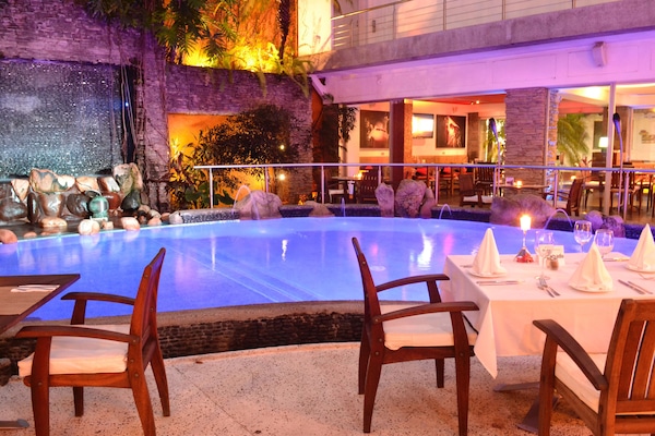 2 restaurantes; se sirve desayuno, almuerzo y cena; cocina internacional