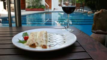 2 restaurants, breakfast, lunch, dinner served; international cuisine