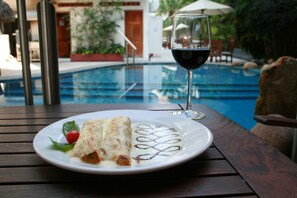 2 ravintolaa, joissa tarjoillaan aamiainen; kansainvälinen keittiö