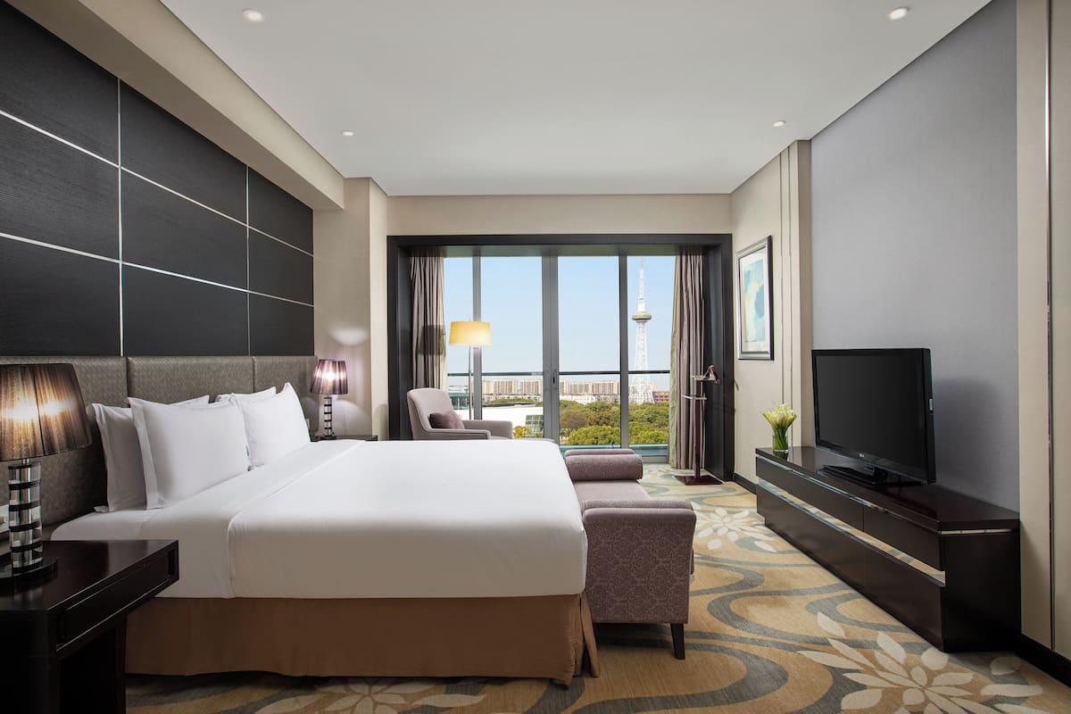 Suite, 1 Bedroom, Accessible, Club Lounge Access (Living Area) | 1 bedroom, minibar, in-room safe, desk