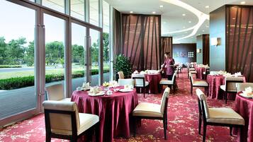 Buffet breakfast for a fee on weekdays