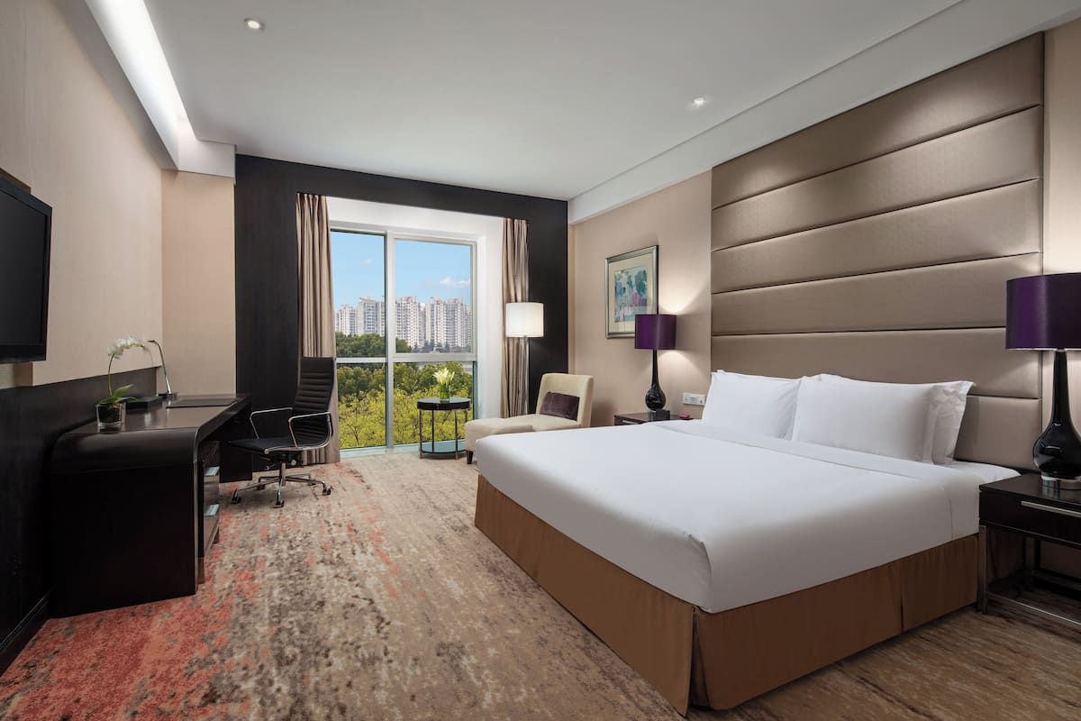 Standard Room, 1 King Bed | 1 bedroom, minibar, in-room safe, desk