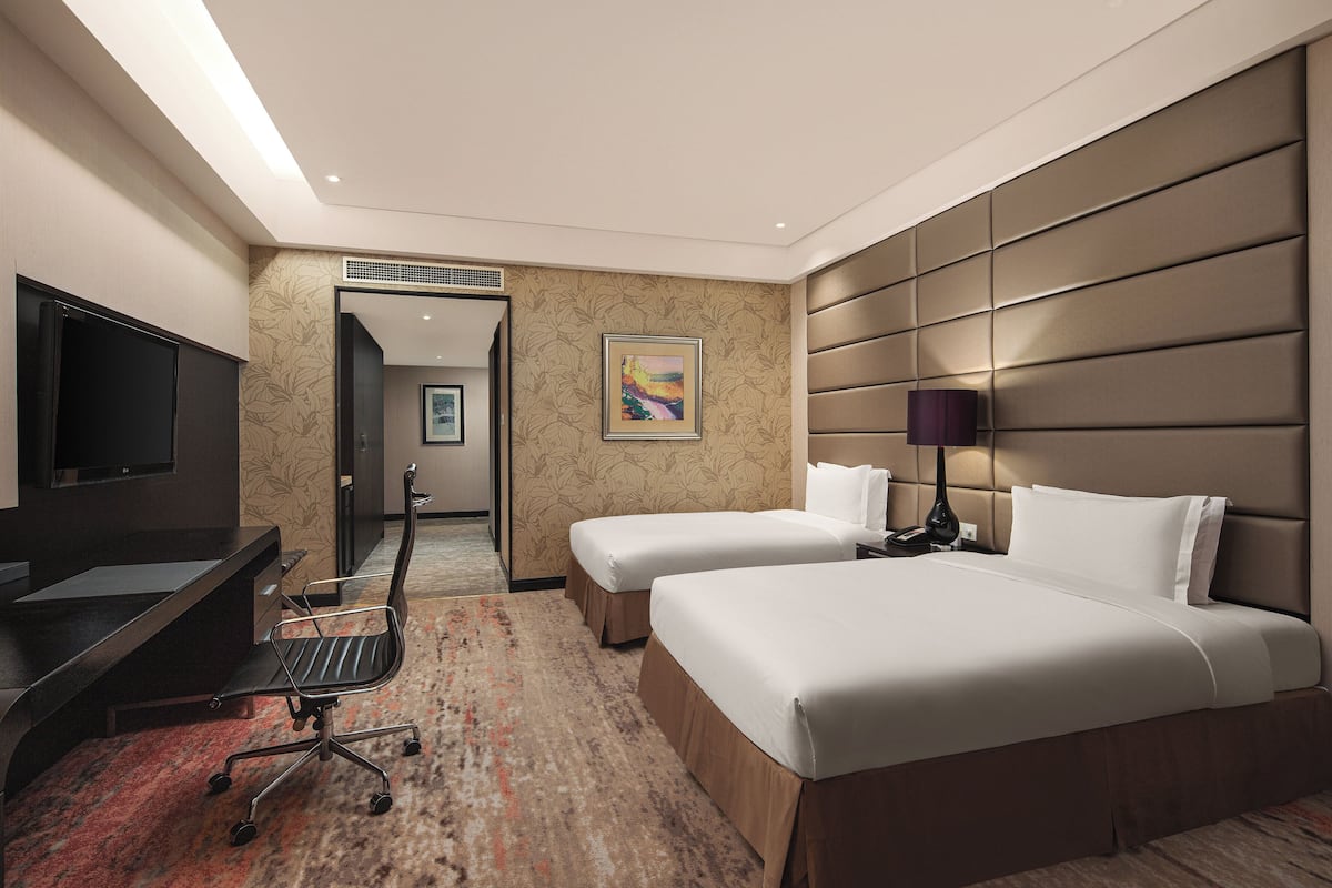 Standard Room, 2 Twin Beds | 1 bedroom, minibar, in-room safe, desk