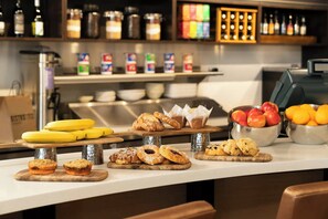 Petit déjeuner complet servi en supplément