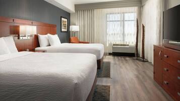 Suite junior, varias camas | Ropa de cama de alta calidad y caja de seguridad en la habitación