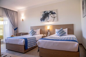 Minibar y caja de seguridad en la habitación