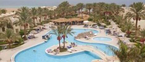 Piscine couverte, 2 piscines extérieures