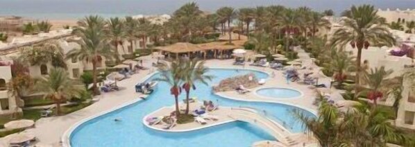 Una piscina techada, 2 piscinas al aire libre