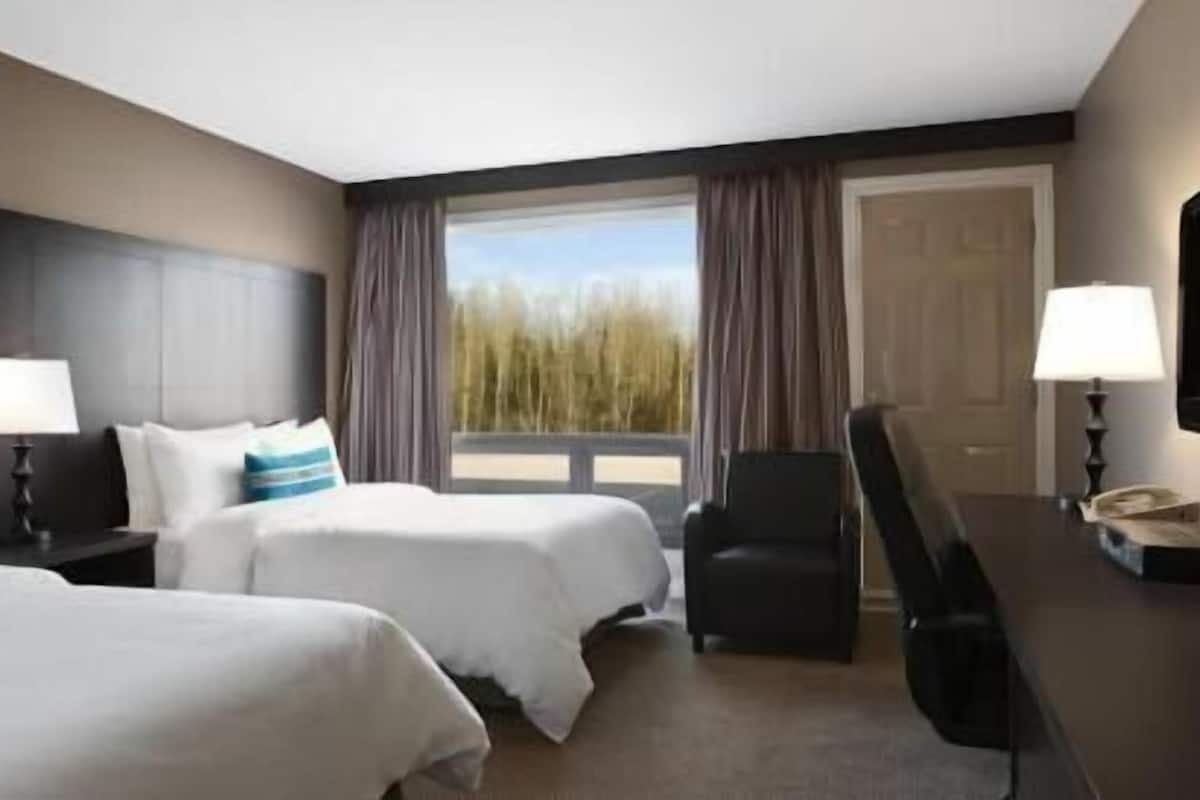 Premium bedding, in-room safe, desk, blackout curtains