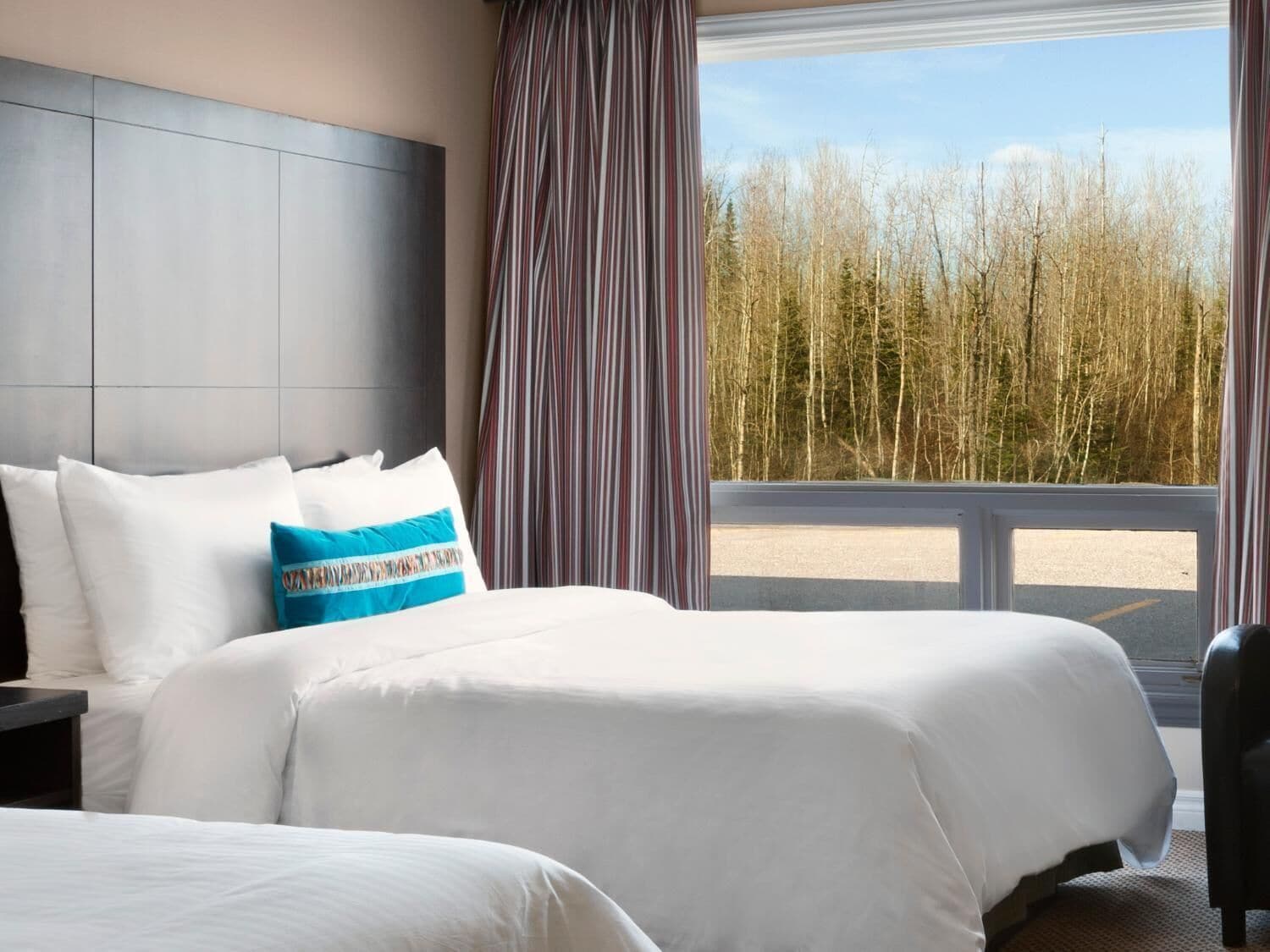 Bộ đồ giường cao cấp, két bảo mật tại phòng, bàn, màn/rèm cản sáng 