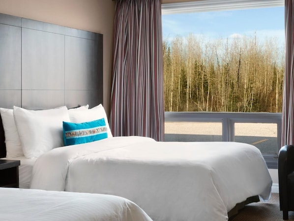 Ropa de cama de alta calidad y caja de seguridad en la habitación