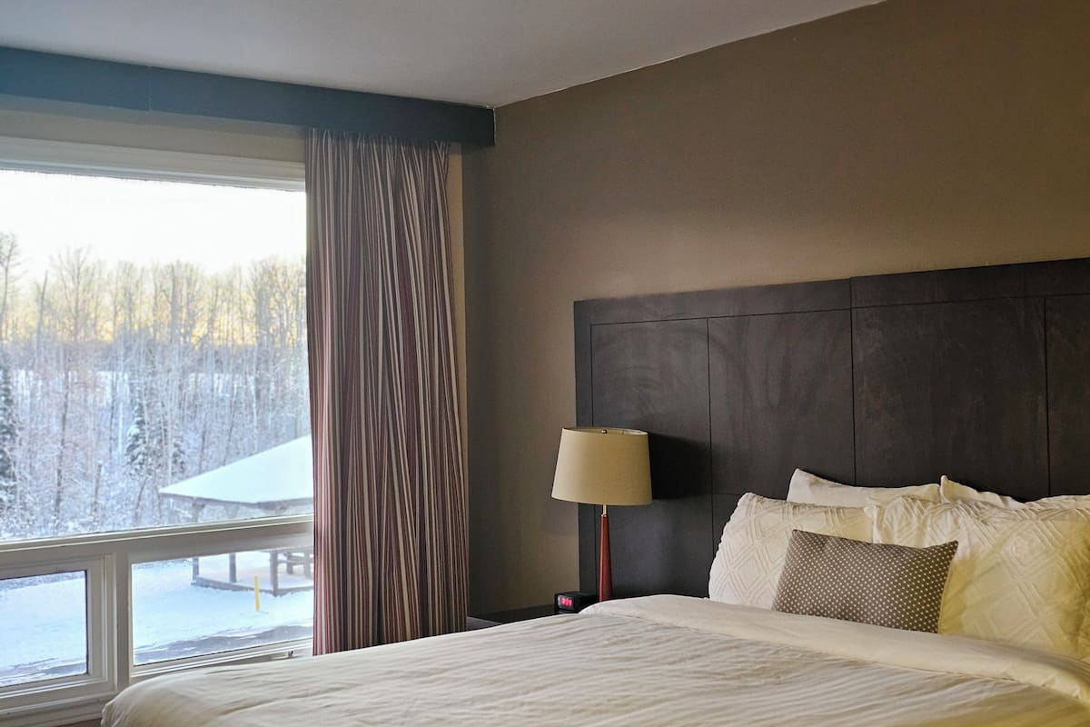 Premium bedding, in-room safe, desk, blackout drapes