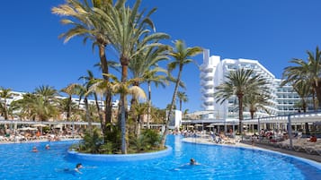 Piscine extérieure, parasols de plage, chaises longues