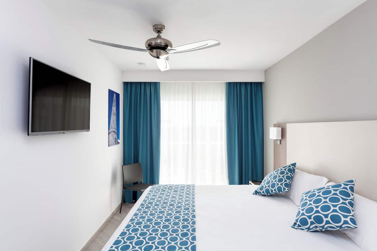 family room, balcony | in-room safe, free cots/infant beds, free wifi, bed sheets