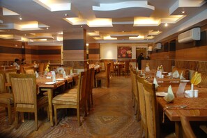 Serveert lunch en diner