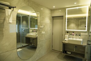Familien-Suite, 1 King-Bett | Badezimmer | Dusche, kostenlose Toilettenartikel, Haartrockner, Handtücher