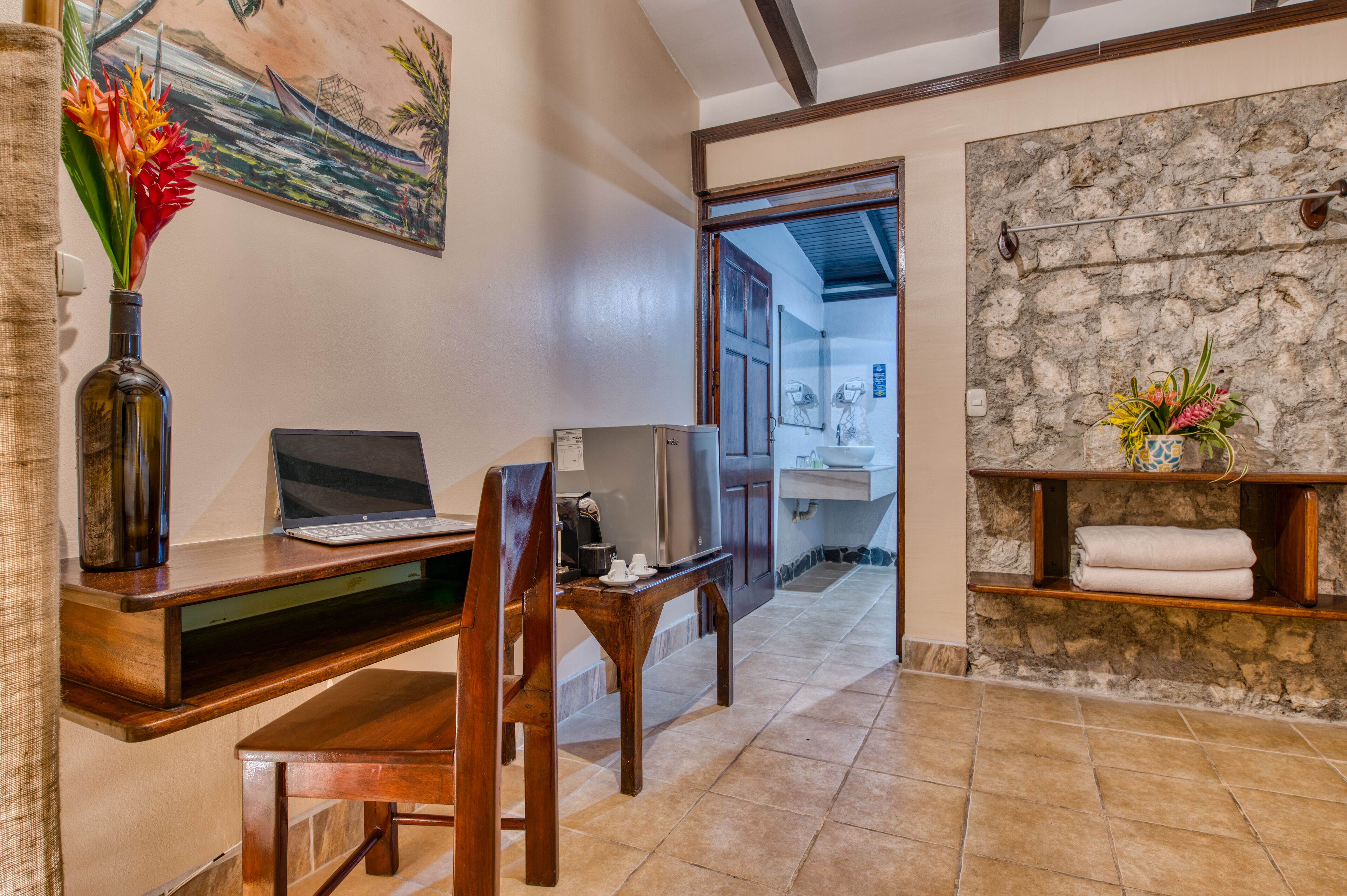 standard deluxe | 1 bedroom, down duvets, desk, laptop workspace