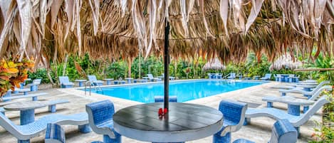 Piscine extérieure, cabanons gratuits, parasols de plage