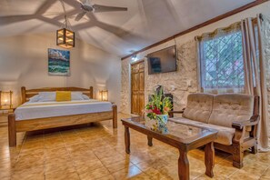 Rom – junior, 1 soverom | Dundyner, skrivebord, skrivebord for bærbar PC og wi-fi (inkludert)