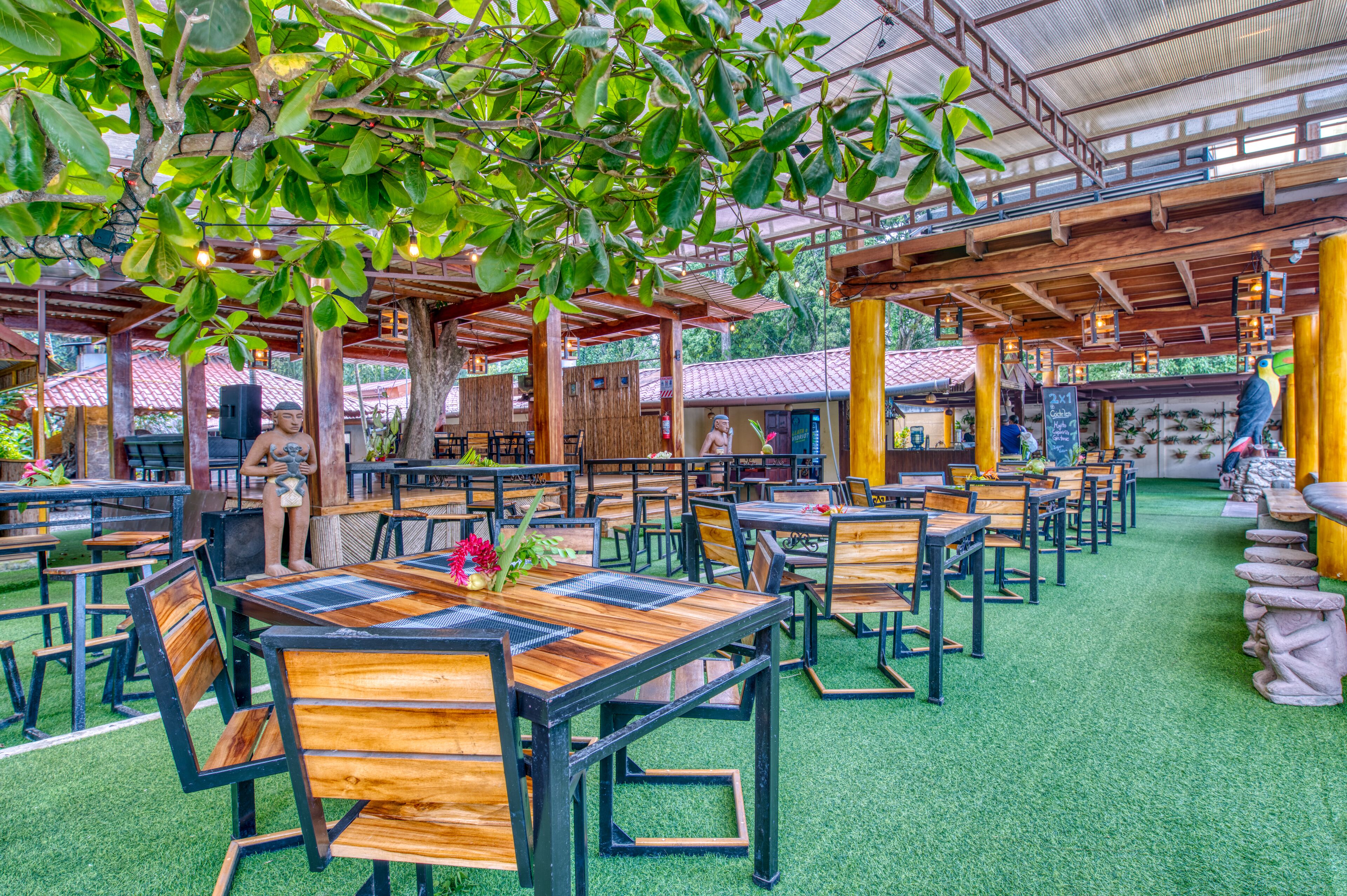 lunch and dinner served, pool views