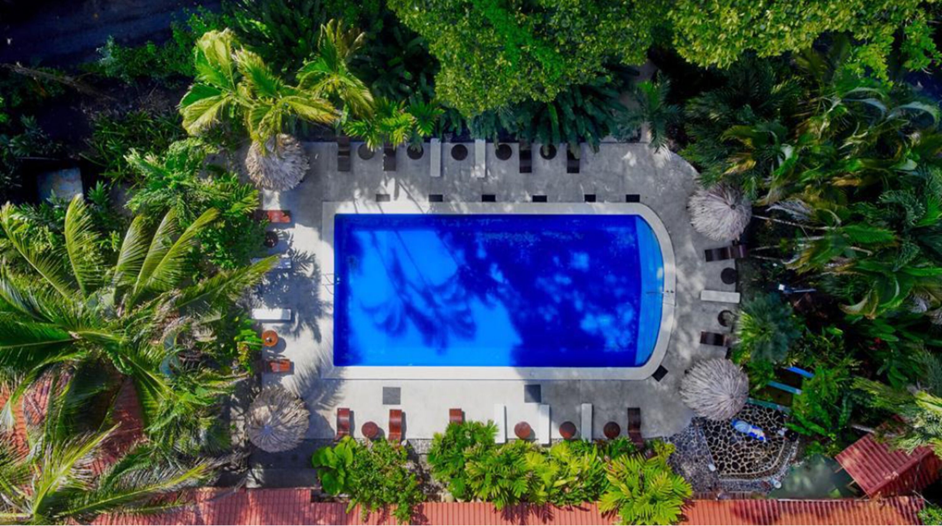 حمّام سباحة خارجي، كبائن مجانية، مظلات على حمّام السباحة