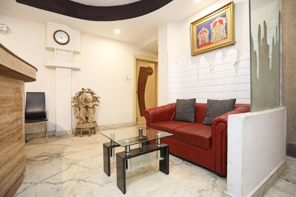 Lobby sitting area - Hotel Rushabh Home (Kolkata)