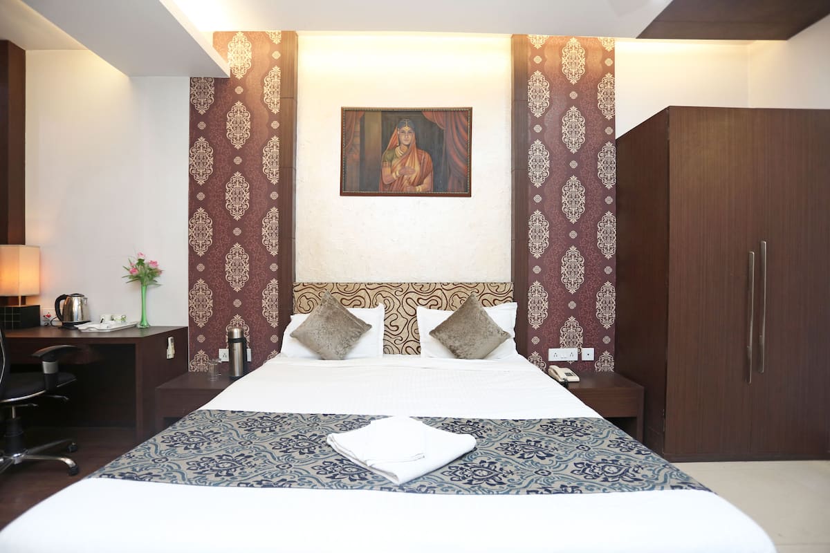 Escritorio, wifi gratis y ropa de cama