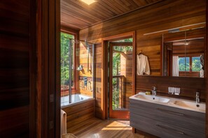 Combined shower/bathtub, deep-soaking bathtub, rainfall showerhead - Secret Bay (Portsmouth)