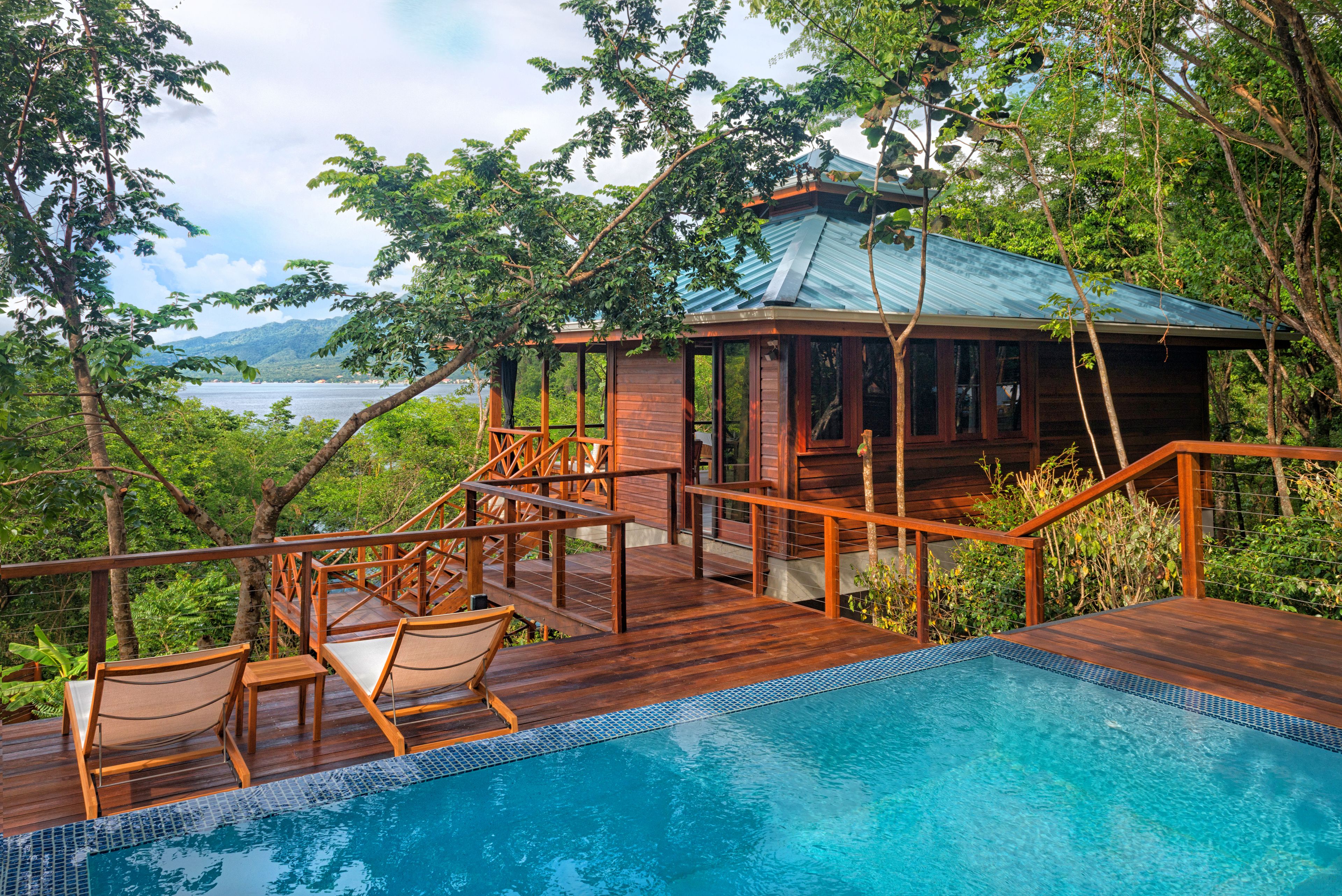 羽絨被、客房內保險箱、書桌、筆電工作空間