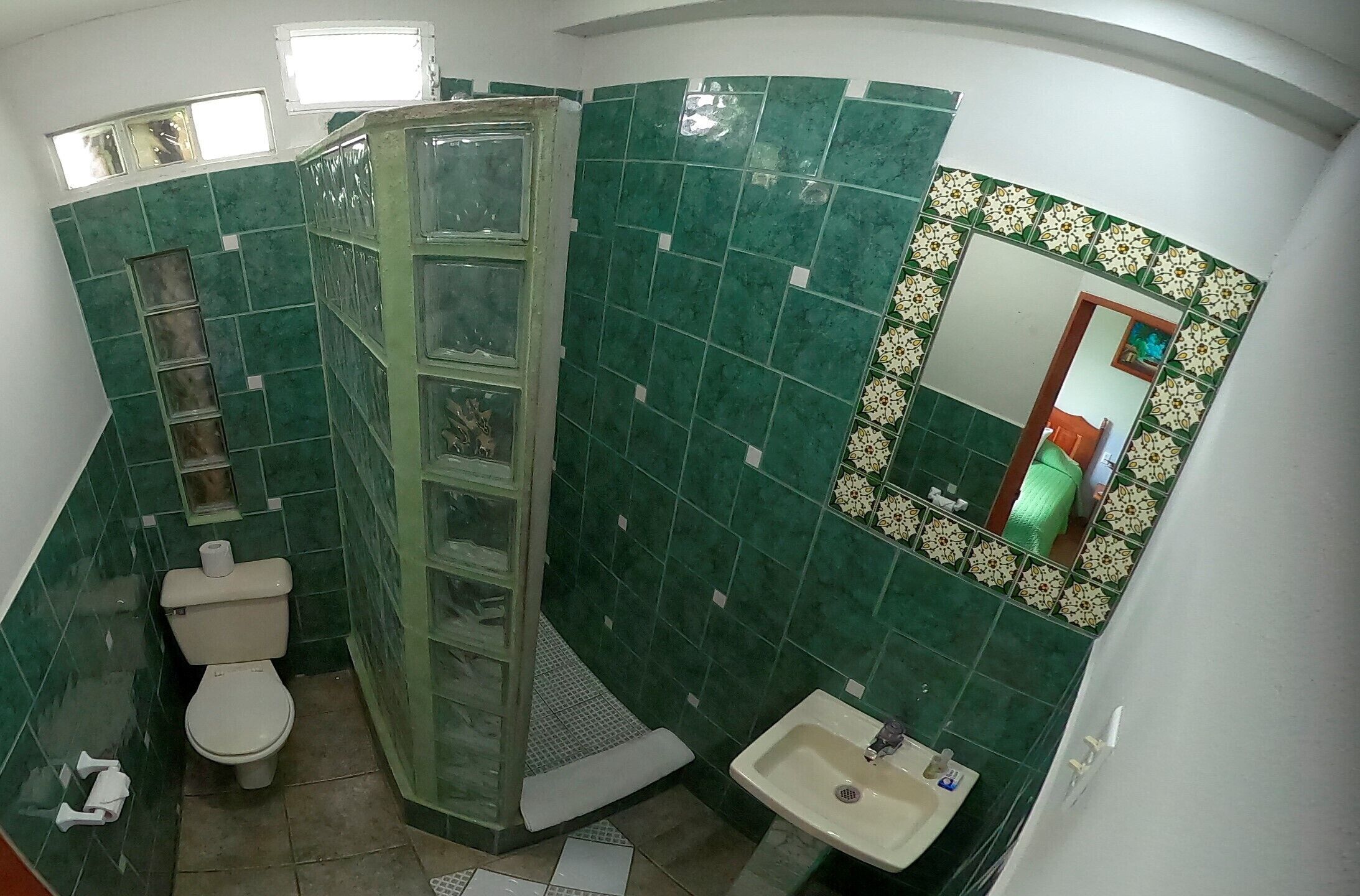Un baño con inodoro, lavamanos y cabina de ducha.
