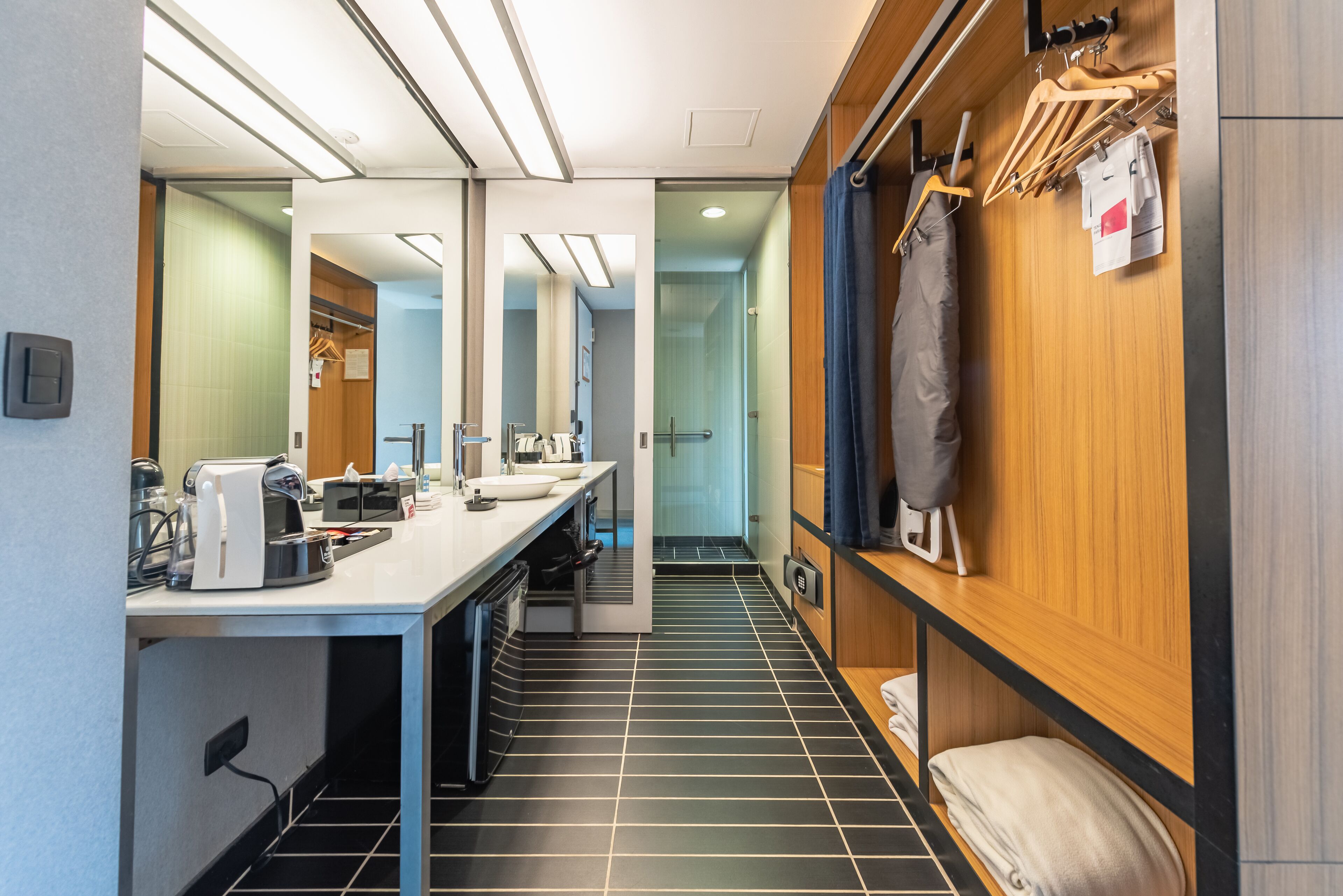 aloft, Chambre, 2 grands lits | Minibar, coffres-forts dans les chambres, bureau, chambres insonorisées