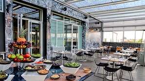 Een buffet met diverse gerechten en een presentatie van tropisch fruit.