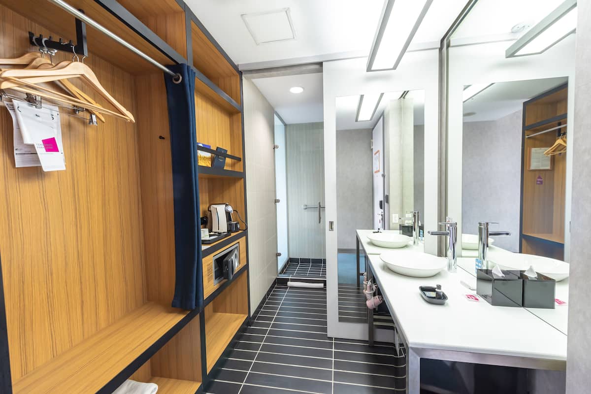 aloft, room, 1 king bed, non smoking | minibar, in-room safe, desk, soundproofing