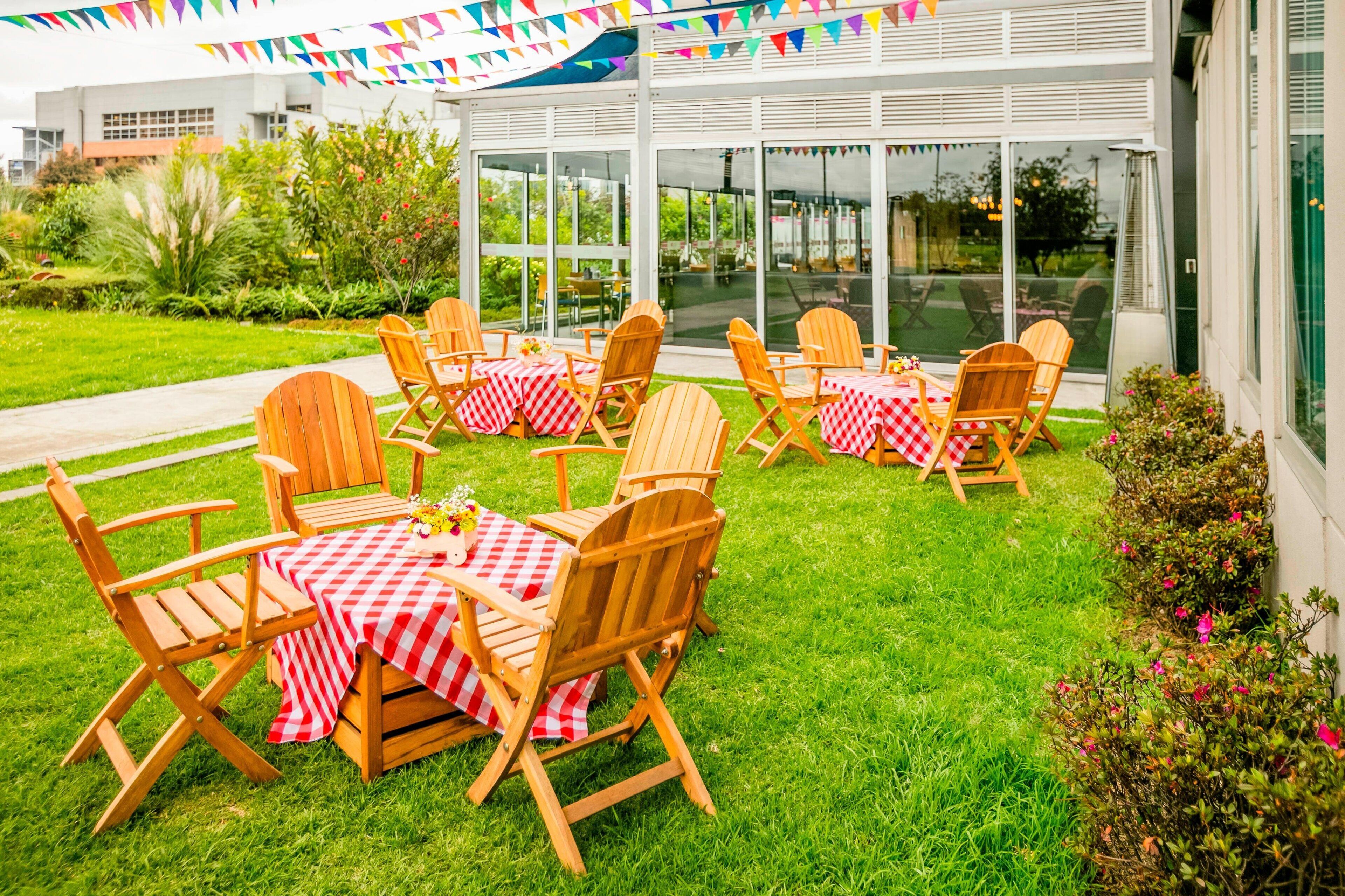 breakfast, lunch, dinner served; international cuisine