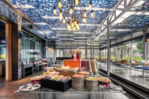 Breakfast, lunch, dinner served; international cuisine - Aloft Bogota Airport (Bogotá)