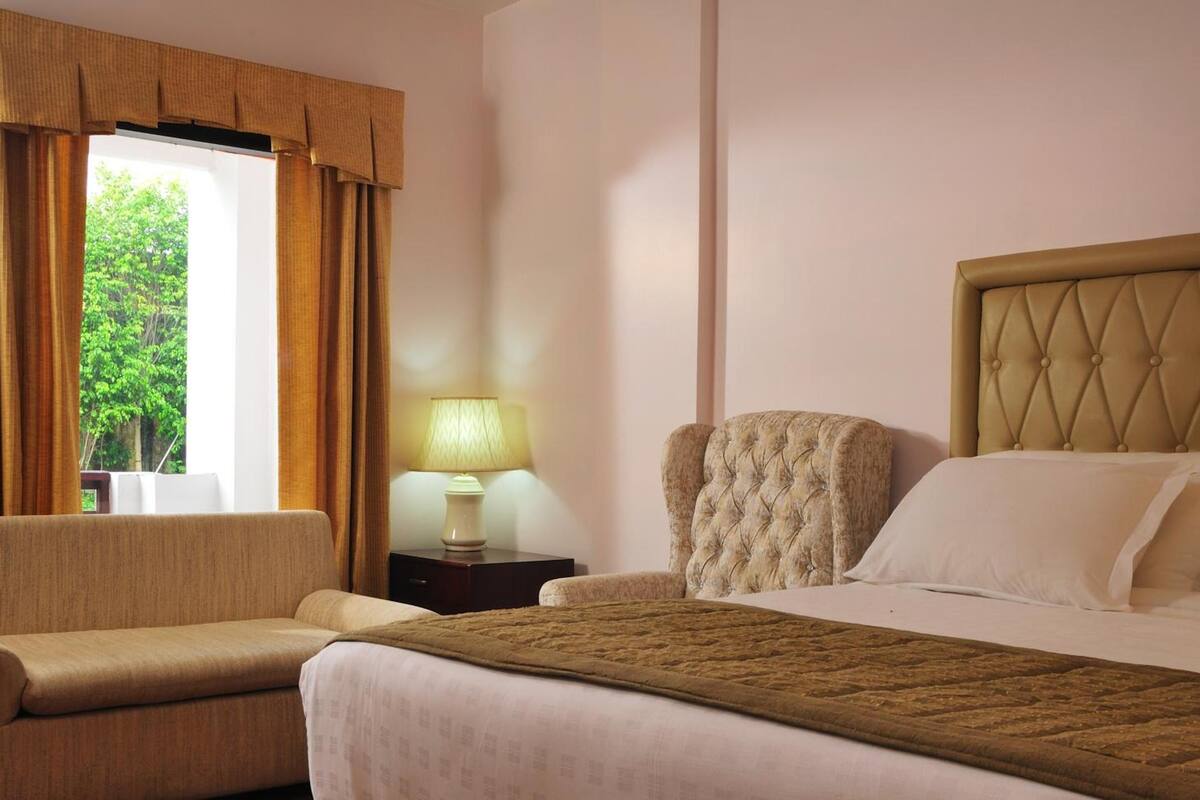 hypo-allergenic bedding, memory-foam beds, in-room safe, desk