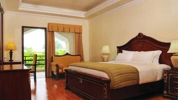 Hypo-allergenic bedding, memory foam beds, in-room safe, desk