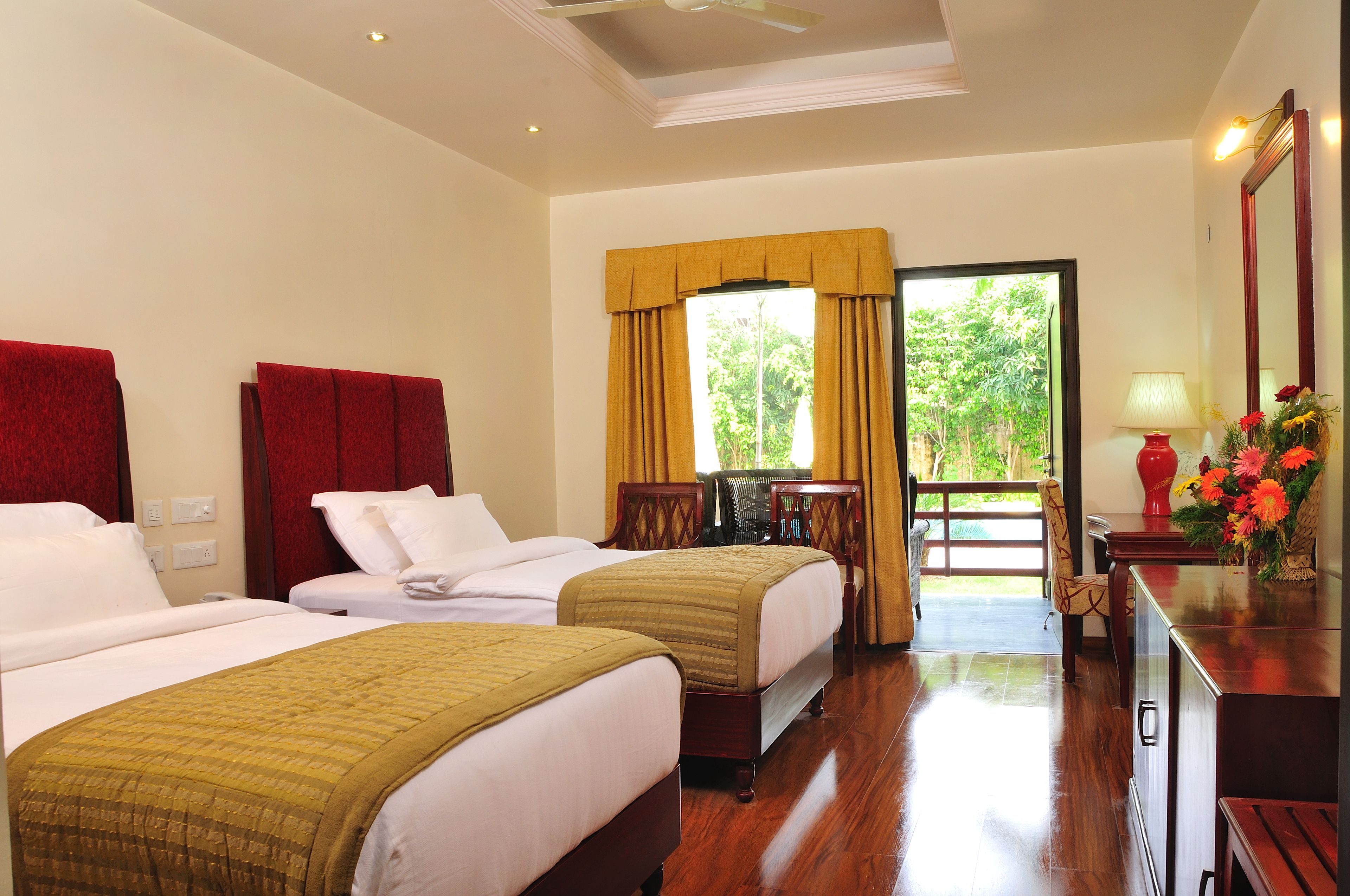 premium room, 1 king bed | hypo-allergenic bedding, memory-foam beds, in-room safe, desk