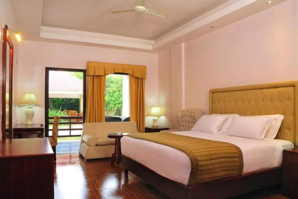 Premium Room, 1 King Bed | Hypo-allergenic bedding, memory foam beds, in-room safe, desk