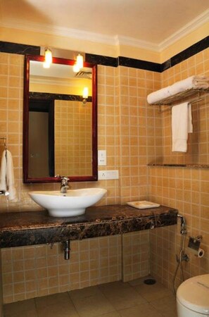 Chambre Prestige, 1 très grand lit | Salle de bain | Articles de toilette (gratuits), séchoir à cheveux, peignoirs