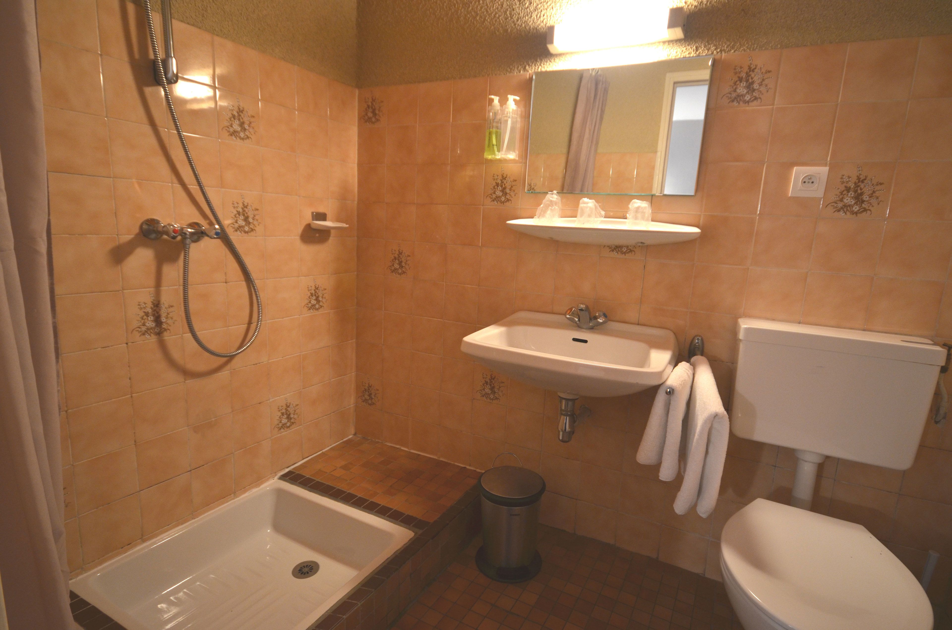 triple room | bathroom | free toiletries, hair dryer, towels