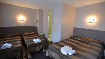 Chambre Quadruple | Coffres-forts dans les chambres, rideaux occultants